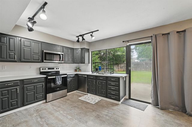 7015 Forestview Drive, Arlington, TX 76016