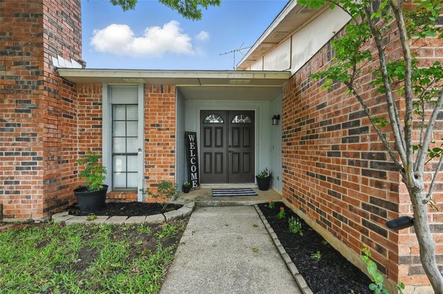 7015 Forestview Drive, Arlington, TX 76016