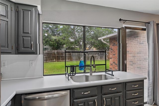 7015 Forestview Drive, Arlington, TX 76016