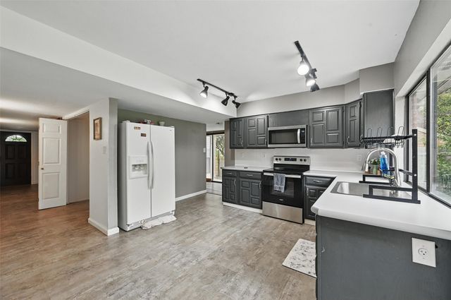 7015 Forestview Drive, Arlington, TX 76016