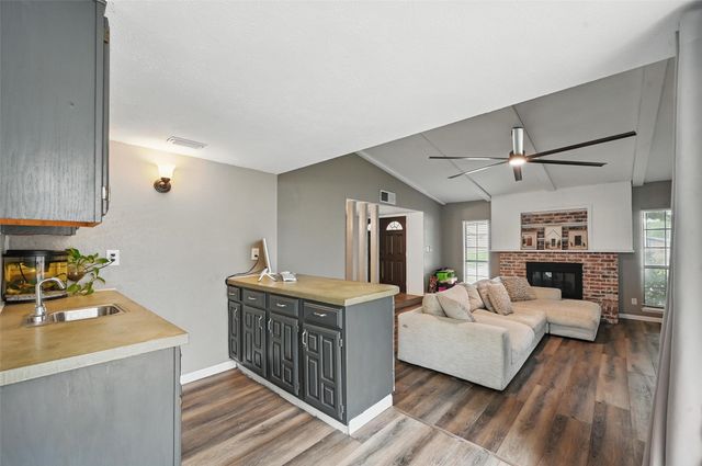 7015 Forestview Drive, Arlington, TX 76016