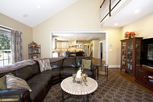 10 Woodbury Ln, Middleton, MA 01949