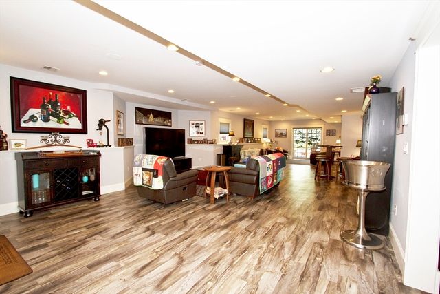 10 Woodbury Ln, Middleton, MA 01949