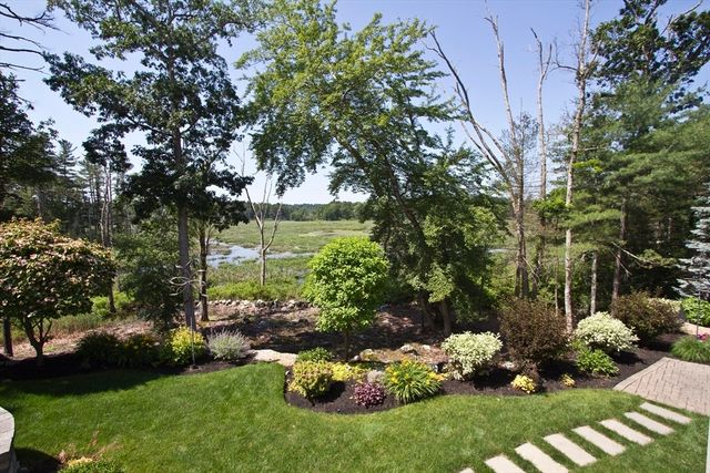 10 Woodbury Ln, Middleton, MA 01949