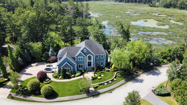 10 Woodbury Ln, Middleton, MA 01949