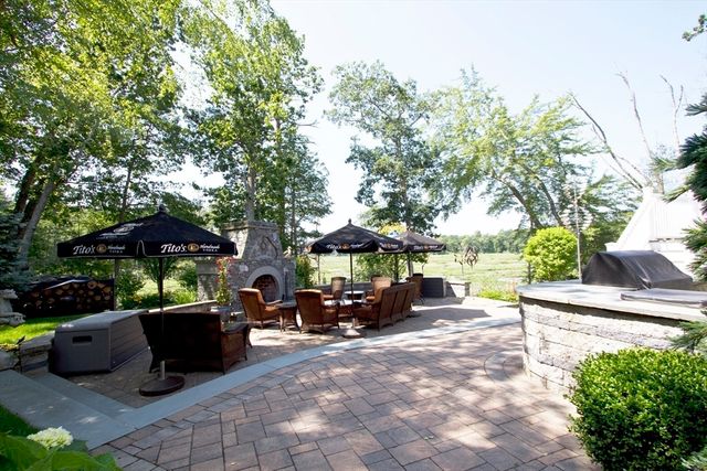 10 Woodbury Ln, Middleton, MA 01949