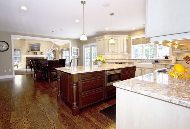 10 Woodbury Ln, Middleton, MA 01949
