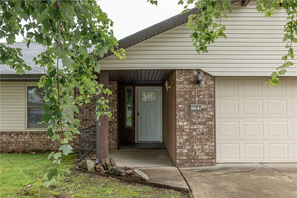 1703 SE P Street, Bentonville, AR 72712