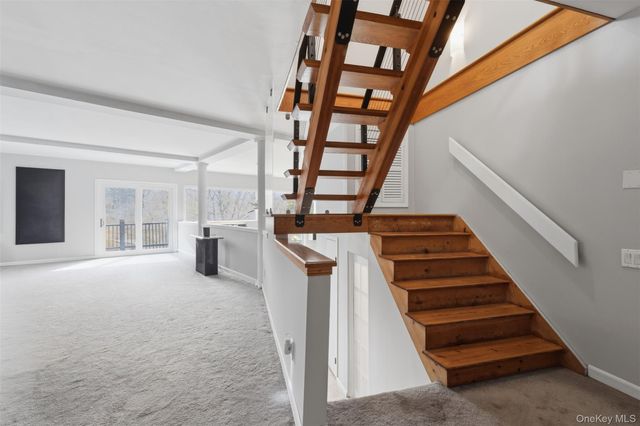 2 N Strawberry Hill Lane, West Nyack, NY 10994