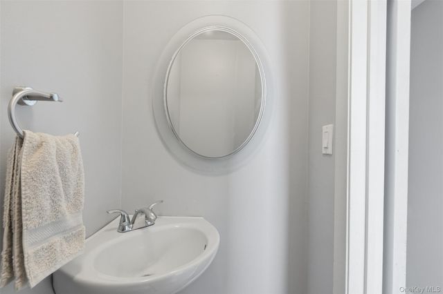 2 N Strawberry Hill Lane, West Nyack, NY 10994