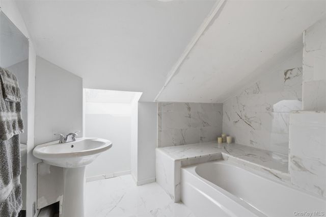 2 N Strawberry Hill Lane, West Nyack, NY 10994