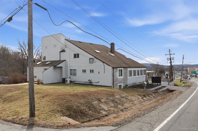 2 N Strawberry Hill Lane, West Nyack, NY 10994