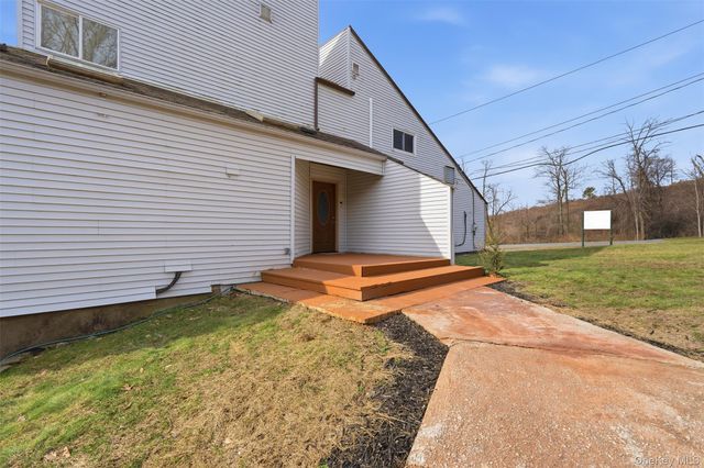 2 N Strawberry Hill Lane, West Nyack, NY 10994