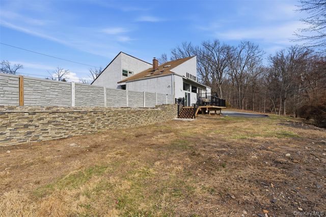 2 N Strawberry Hill Lane, West Nyack, NY 10994