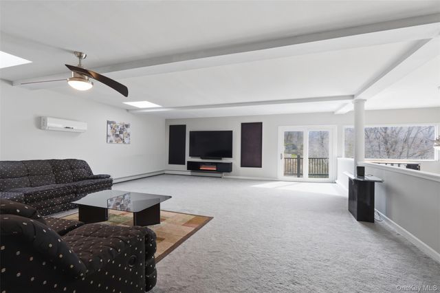 2 N Strawberry Hill Lane, West Nyack, NY 10994