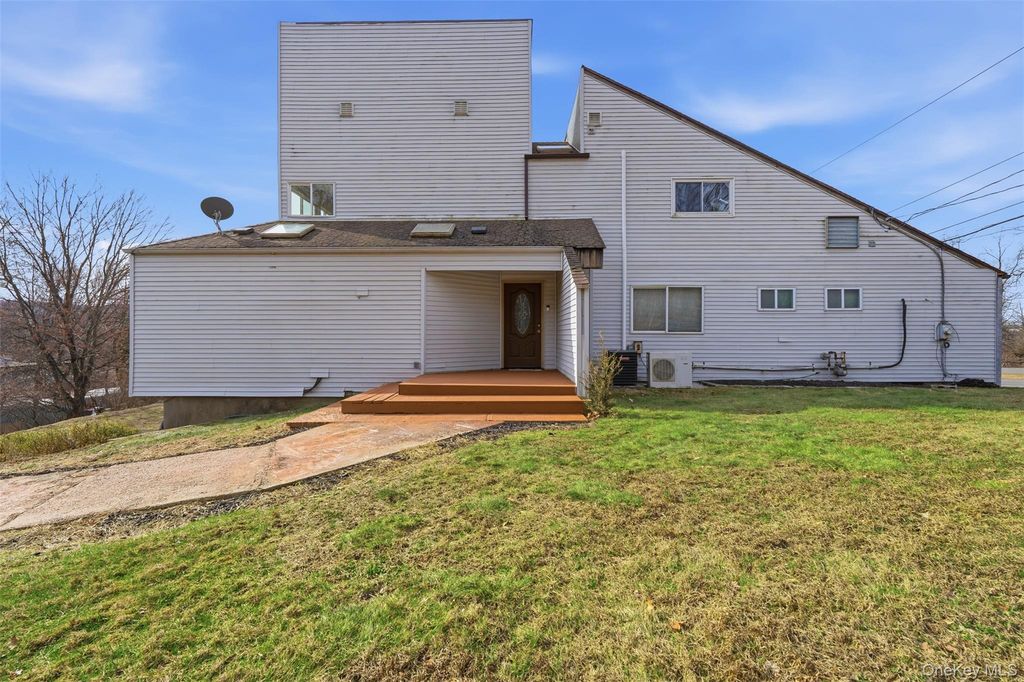 2 N Strawberry Hill Lane, West Nyack, NY 10994