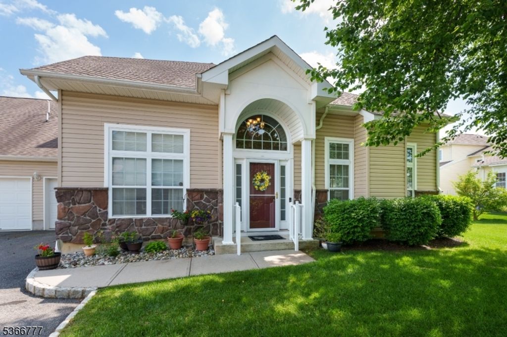 704 Schindler Dr, South Brunswick Twp., NJ 08852