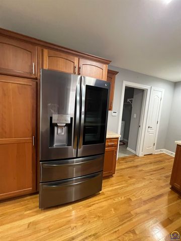 3710 SW Brook Lawn CT, Topeka, KS 66610
