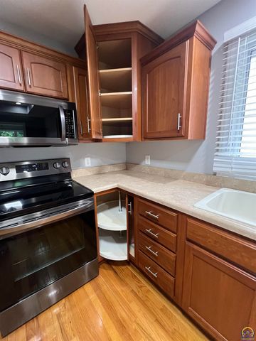 3710 SW Brook Lawn CT, Topeka, KS 66610