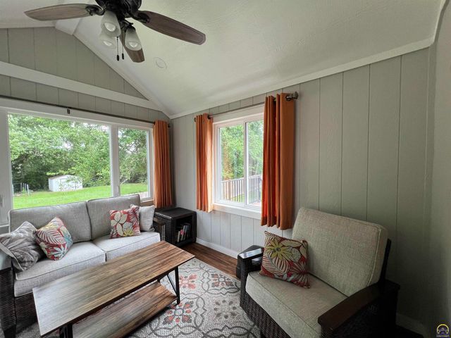 3710 SW Brook Lawn CT, Topeka, KS 66610