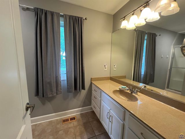 3710 SW Brook Lawn CT, Topeka, KS 66610