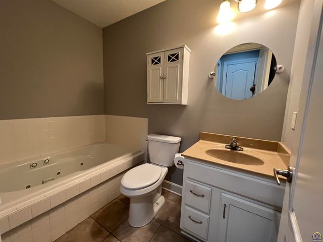 3710 SW Brook Lawn CT, Topeka, KS 66610