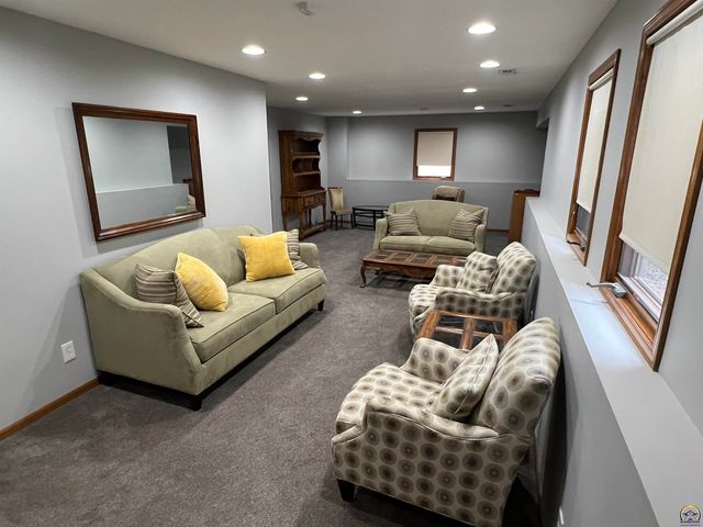 3710 SW Brook Lawn CT, Topeka, KS 66610