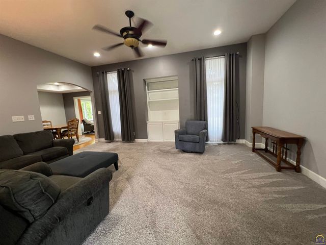 3710 SW Brook Lawn CT, Topeka, KS 66610