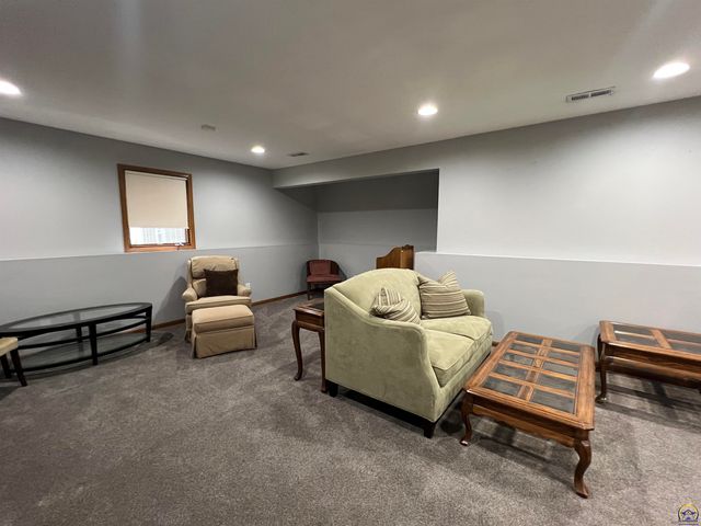 3710 SW Brook Lawn CT, Topeka, KS 66610