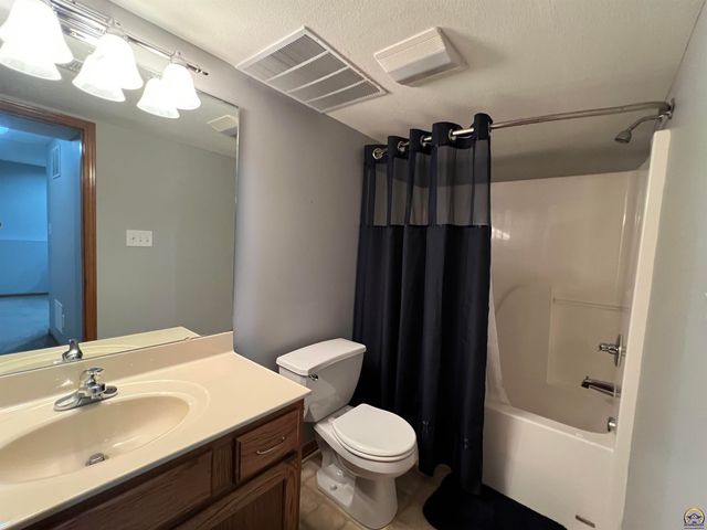 3710 SW Brook Lawn CT, Topeka, KS 66610