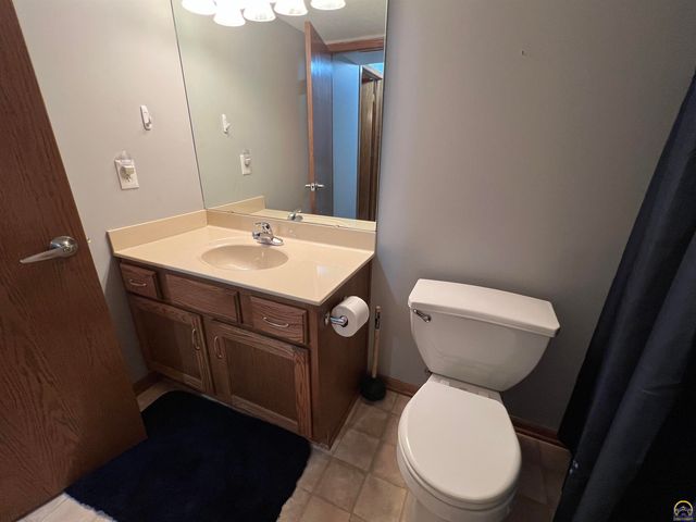 3710 SW Brook Lawn CT, Topeka, KS 66610