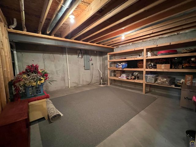 3710 SW Brook Lawn CT, Topeka, KS 66610