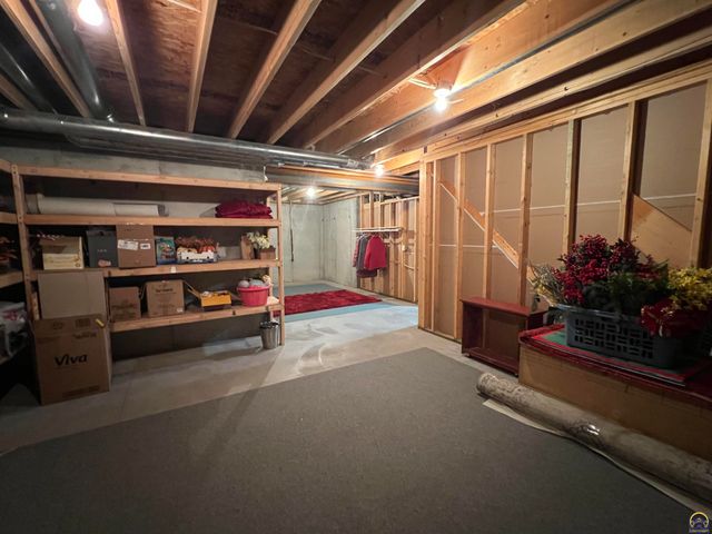 3710 SW Brook Lawn CT, Topeka, KS 66610