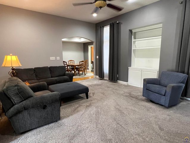 3710 SW Brook Lawn CT, Topeka, KS 66610
