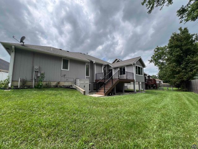 3710 SW Brook Lawn CT, Topeka, KS 66610