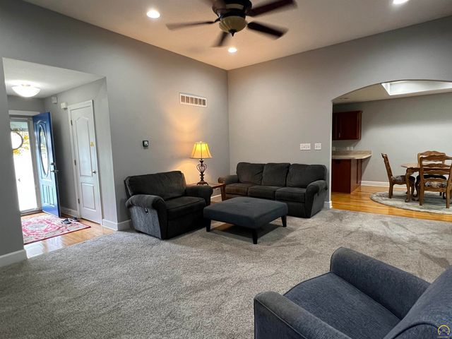 3710 SW Brook Lawn CT, Topeka, KS 66610