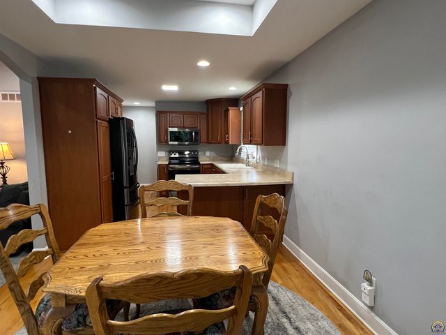 3710 SW Brook Lawn CT, Topeka, KS 66610