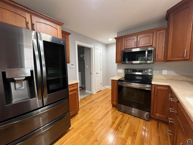 3710 SW Brook Lawn CT, Topeka, KS 66610