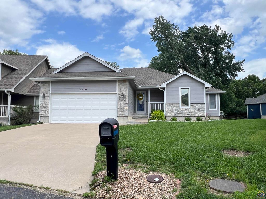 3710 SW Brook Lawn CT, Topeka, KS 66610