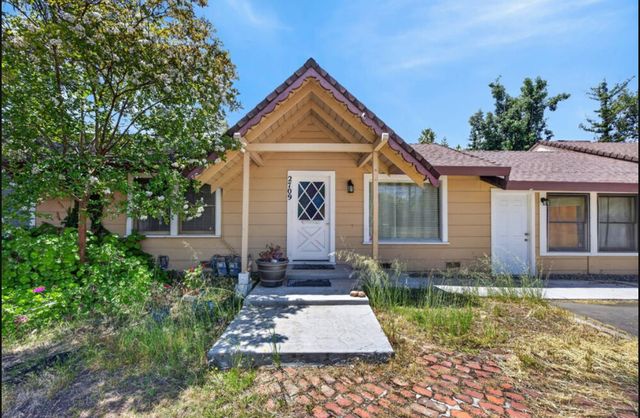 2709-2711 Walnut Ave, Carmichael, CA 95608