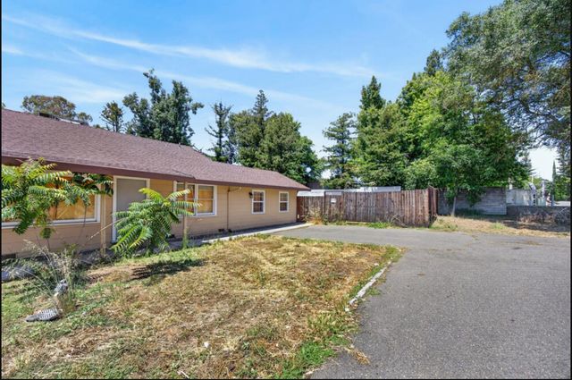 2709-2711 Walnut Ave, Carmichael, CA 95608