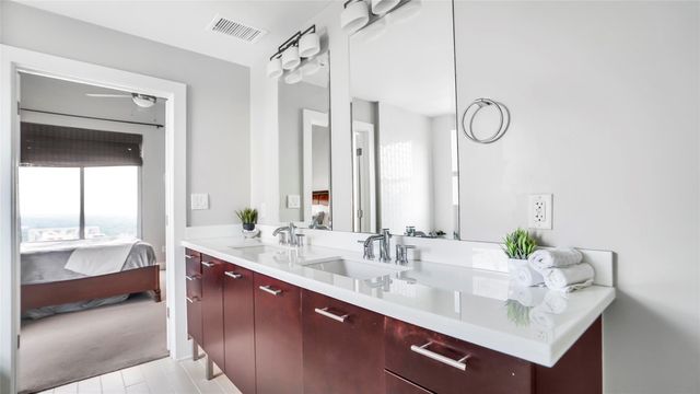 603 Davis ST 2204, Austin, TX 78701