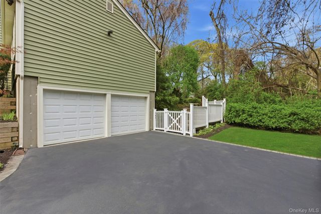 5 Allyson Place, East Setauket, NY 11733
