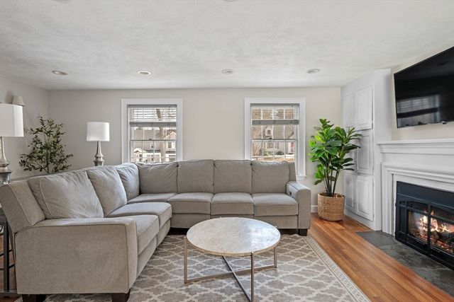 9 Oxbow Road, Lynnfield, MA 01940