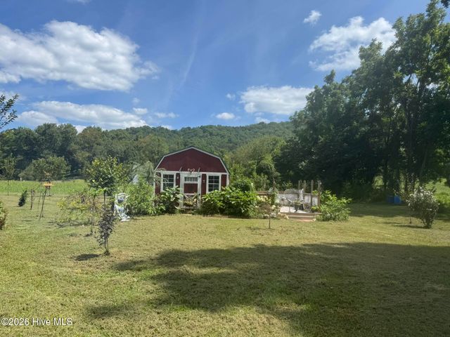 16 Waldorf Place, Brasstown, NC 28902