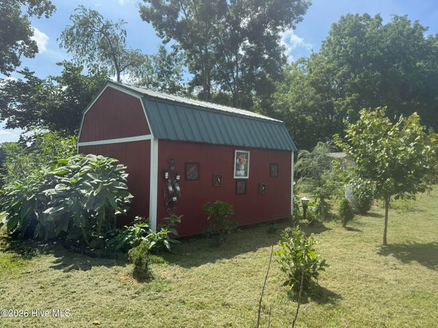 16 Waldorf Place, Brasstown, NC 28902