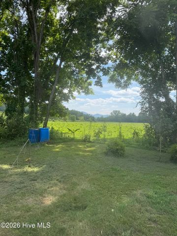16 Waldorf Place, Brasstown, NC 28902