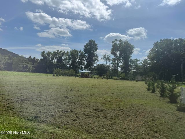 16 Waldorf Place, Brasstown, NC 28902