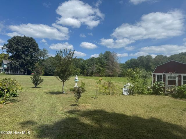 16 Waldorf Place, Brasstown, NC 28902