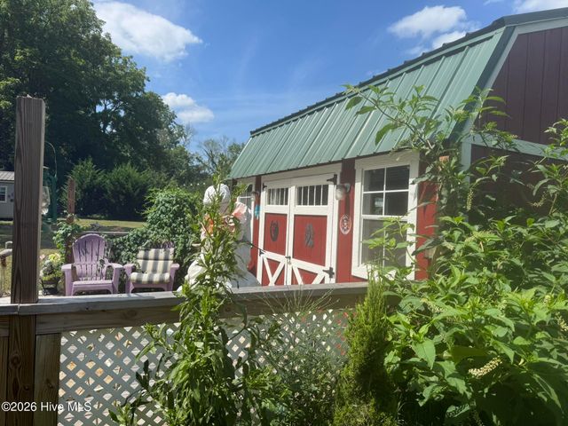 16 Waldorf Place, Brasstown, NC 28902